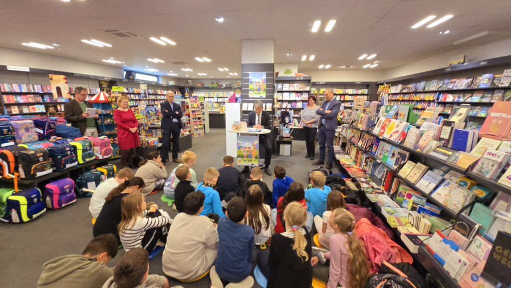 Wir hatten dieses Jahr einen besonders schönen Welttag des Buches in unserer Filiale in der Buchenau! Rund 700 Welttagsbücher wurden verteilt, 28 Klassen haben sich bei uns für die Aktion angemeldet. 

Eine der Klassen war die 4D der Grundschule an der Cerveteristraße in Fürstenfeldbruck unter der Klassenleitung von Frau Mallrich. Bei ihrem Besuch am 09.05. hat der Landrat Herr Karmasin den Schülerinnen und Schülern auch aus dem Welttagsbuch „Cool wie Bolle“ vorgelesen.