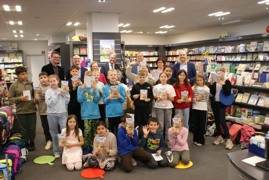 Mit dabei, und genauso begeistert wie die Kinder, waren (v.l.n.r. auf dem ersten Bild): Christian Finzel (Inhaber), Dr. Klaus Beckschulte (Börsenverein), Carina Mathern (Verlegerin cbj), Christian Götz (Oberbürgermeister), Kathrin Schmidt (Filialleitung) und Hermann Hutter (Inhaber).